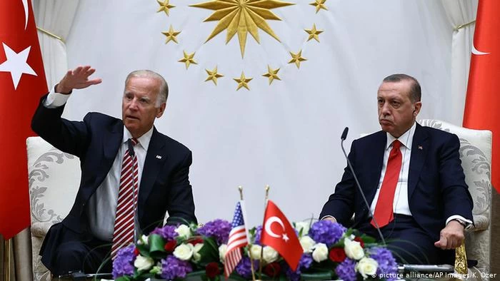 Αιγύπτιος αναλυτής: «Η σύγκρουση Ερντογάν-Μπάιντεν θα είναι ολοκληρωτική – Απεχθάνεται τη ΝΤΠ που πρεσβεύει ο πρόεδρος των ΗΠΑ»